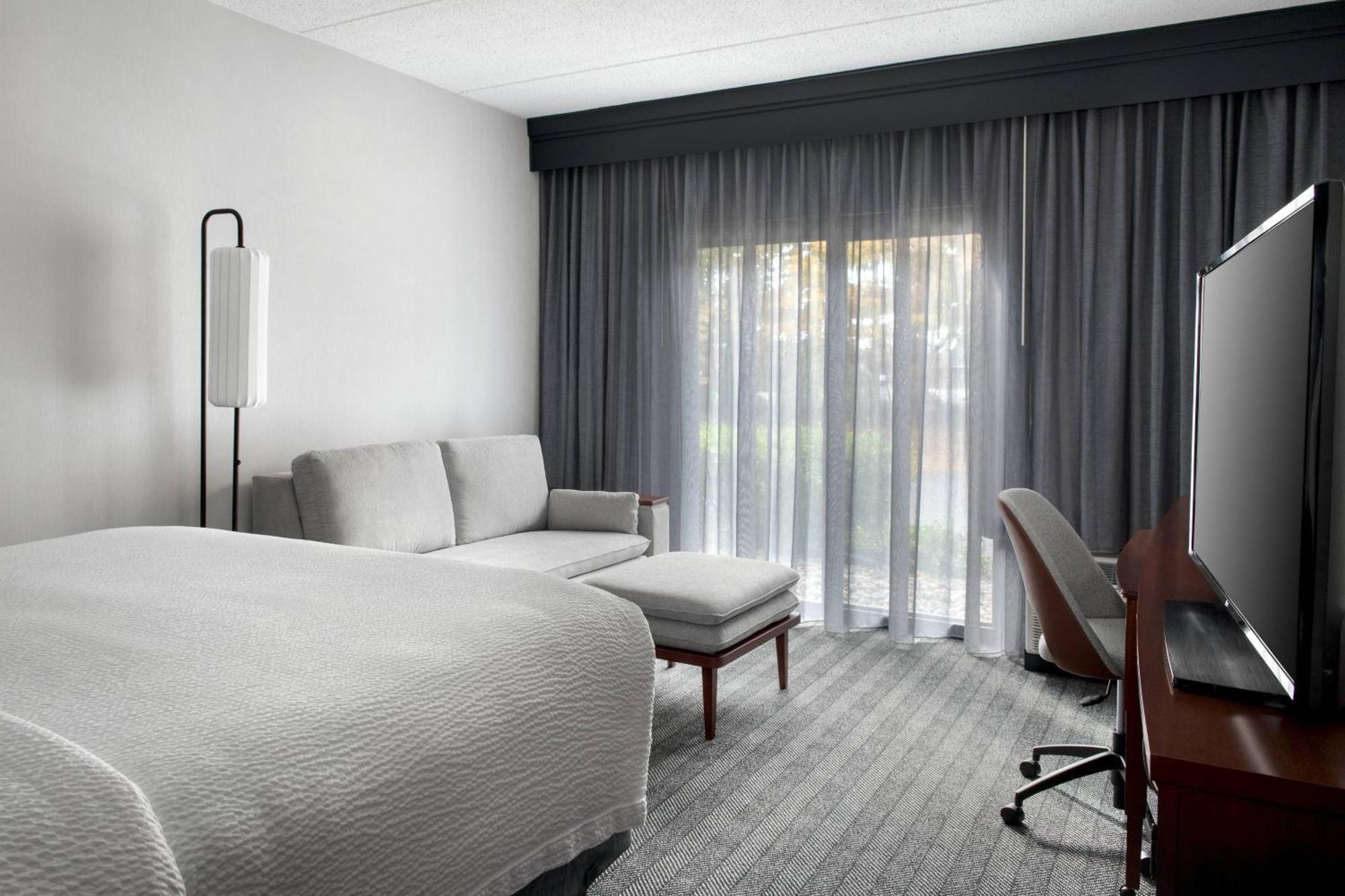 Courtyard By Marriott Poughkeepsie Hotell Exteriör bild